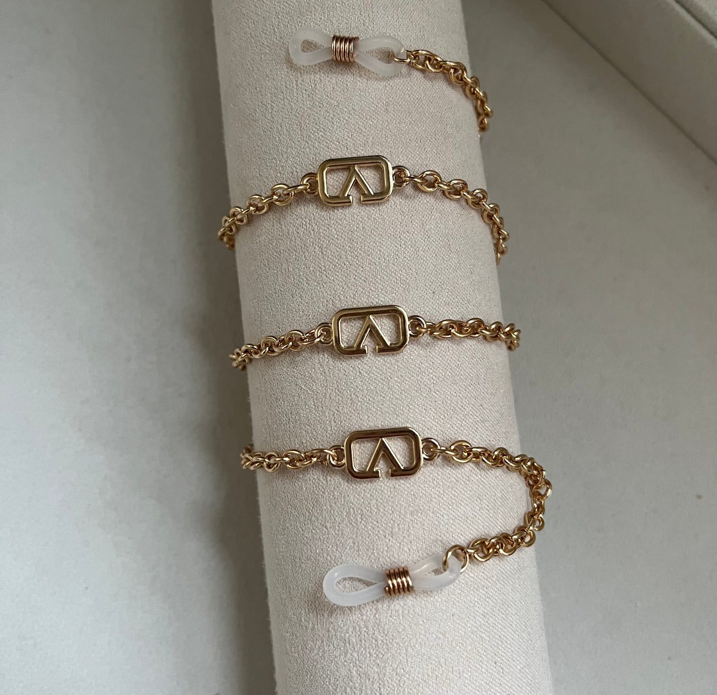 V Sunglasses chain